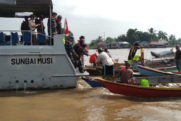 Lanal Palembang bagikan sembako ke warga bantaran sungai