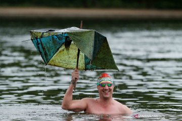 Pecinta renang kolam terbuka di Inggris kembali turun ke Serpentine Lido