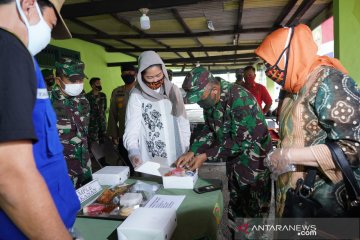 PKK Sumsel serahkan 800 kg ikan untuk dapur umum penanganan COVID-19