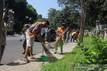 Puluhan pelanggar PSBB di Bogor dikasih sanksi bersihkan jalan