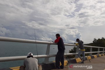 Ngabuburit jaga jarak ala warga Batam