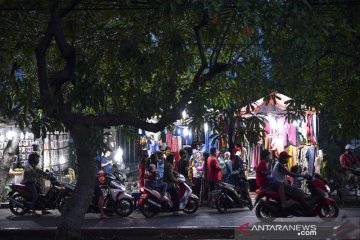Pedagang kembali gelar lapak di jalan Kramat Jaya Raya