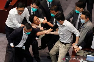 Kisruh saat pertemuan Komite Dewan Legislatif di Hong Kong