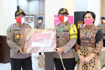 Polda Kalteng serahkan 250 APD dan face shield pada tenaga medis Polri