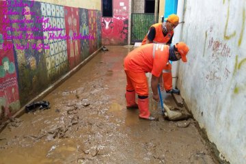 Kelurahan Kebon Baru kerahkan petugas PPSU bersihkan sisa banjir