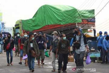 Pemudik mulai berdatangan di pelabuhan Tanjung Perak