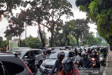 Lalu lintas jalan Raya Pasar Minggu padat saat PSBB diperpanjang