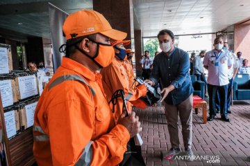 Kemenparekraf bagikan masker kain kepada PPSU DKI Jakarta