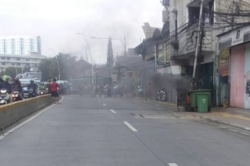 Kabel bawah tanah di Jalan Jatinegara terbakar