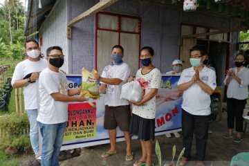 Foto - Rayon Hermon bagikan sembako ke anggota jemaat terdampak COVID-19