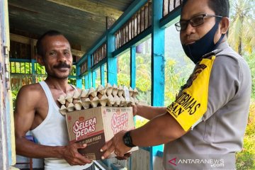 Sisihkan gaji, Babinkamtibmas Biak Bripka Luis bagi sembako ke warga