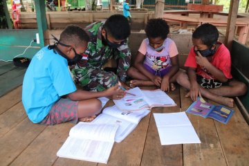 Prajurit TNI beri bimbingan belajar anak di perbatasan Indonesia-PNG