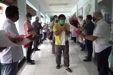 Sepuluh pasien sembuh COVID-19 di RS PHC Surabaya disambut suka cita