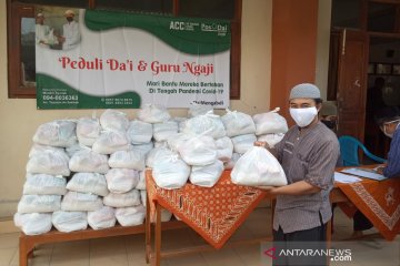 Para dai sebarkan ribuan paket sembako bagi marbot dan guru mengaji