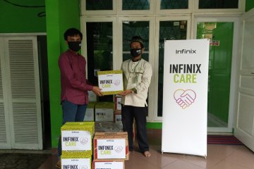 Infinix bagi paket sembako ringankan beban COVID-29