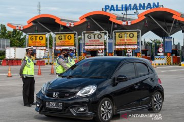 Pemeriksaan pengendara di tol Cipali