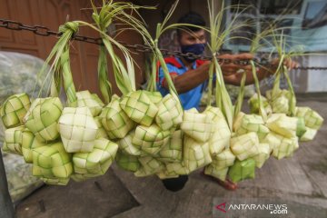 Lebaran segera tiba, ini tips agar ketupat awet