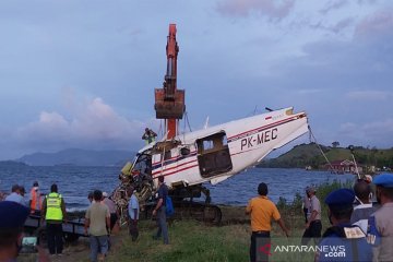 Tim gabungan evakuasi badan pesawat milik MAF dari Danau Sentani