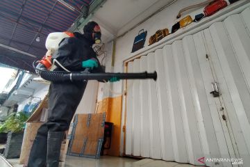 Petugas semprot disinfektan kawasan pertokoan Palu