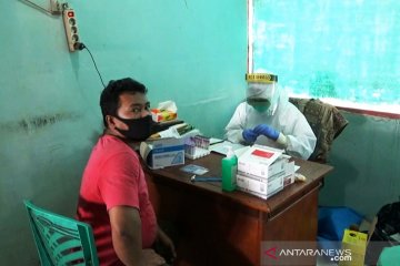 Pedagang Pasar Perumnas Klender jalani "rapid test" COVID-19