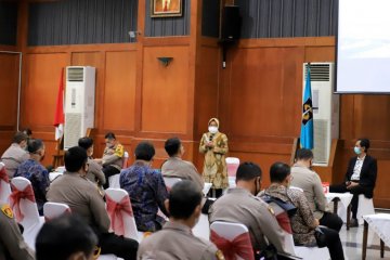 Risma jelaskan alasan tingginya kasus COVID-19 di Surabaya
