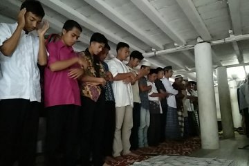 Jamaah Surau Lubuak Landua Pasaman Barat laksanakan shalat Idul Fitri