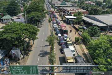 Kemacetan perbatasan Bekasi - Karawang