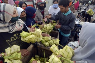 Pedagang kulit ketupat musiman