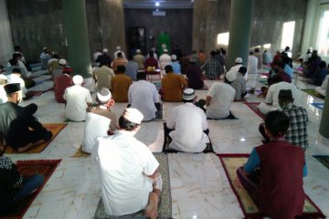 Ratusan warga melaksanakan Shalat Idul Fitri di Masjid Jami Al Hidayah