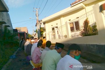 Muslim di Garut terapkan aturan kesehatan saat Shalat Id berjamaah