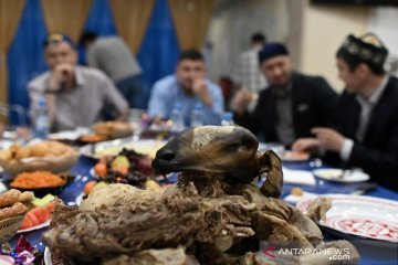 Berbagi makanan tradisional usai shalat Idul Fitri di Rusia