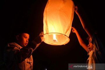 Tradisi menerbangkan balon asap saat lebaran di Pamekasan