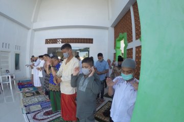 Dengan protokol, sejumlah masjid di Padang adakan shalat Idul Fitri