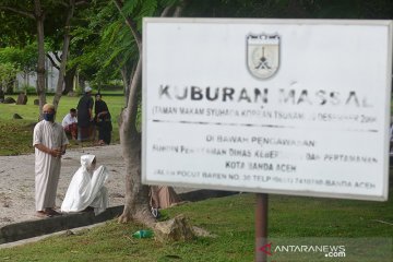 Ziarah di kuburan tsunami