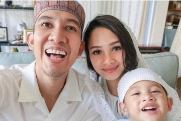 Andien bagikan momen Lebaran dengan kedua buah hati