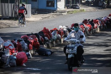 Tumpukan sampah rumah tangga penuhi jalan di Ciledug