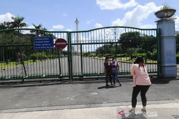 Warga kunjungi Monas dari luar pagar