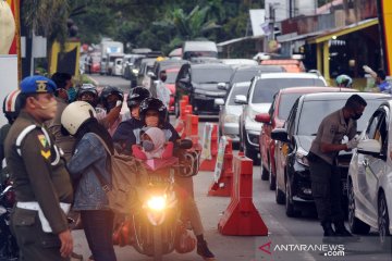 Penampakan antrean kendaraan yang masuk ke kota Padang