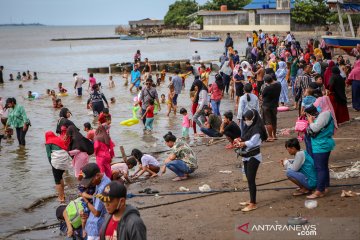 Wisatawan padati pantai Tanjung Pasir saat PSBB masih berlangsung di Tangerang Raya