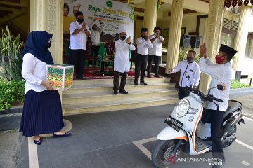 Halalbihalal "Raye Drive Thru" digelar di Pekanbaru saat PSBB