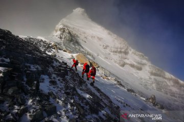 Tim survei China capai puncak gunung tertinggi di dunia