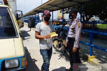 Polisi cek kendaraan keluar masuk Pelabuhan Tanjungkalian