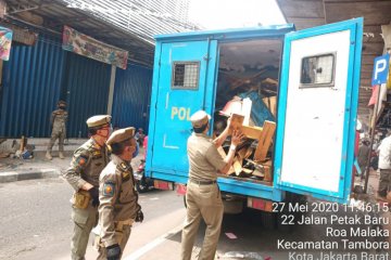 Satpol PP DKI bubarkan pasar di kolong jalan layang Asemka