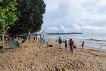 Sejumlah lokasi wisata pantai di Pandeglang tetap buka setelah Lebaran