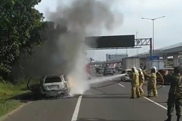 Sebuah mobil terbakar di bahu KM3 Halim Tol Jakarta-Cikampek