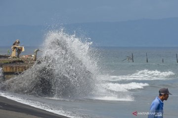 Gelombang tinggi di pesisir Pantai Ampenan