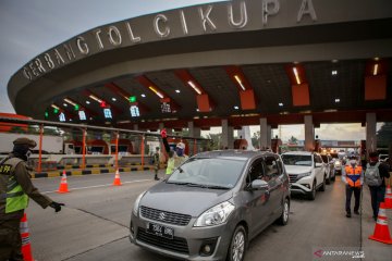 Petugas mengintensifkan penyekatan kendaraan yang menuju Jakarta dan sekitarnya
