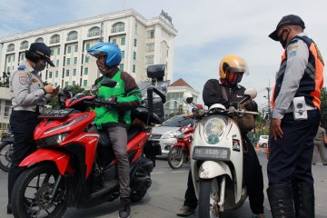 Petugas gabungan putar balik pengendara yang tidak punya SIKM Jakarta