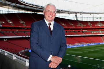 Ketua Arsenal Chips Keswick pensiun