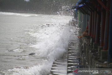 Ombak terjang puluhan warung pedagang di Pantai Jakat Bengkulu